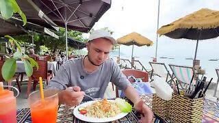Рыбак принес морских ежей через 15 минут после звонка хозяйки кафе на Чамских островах