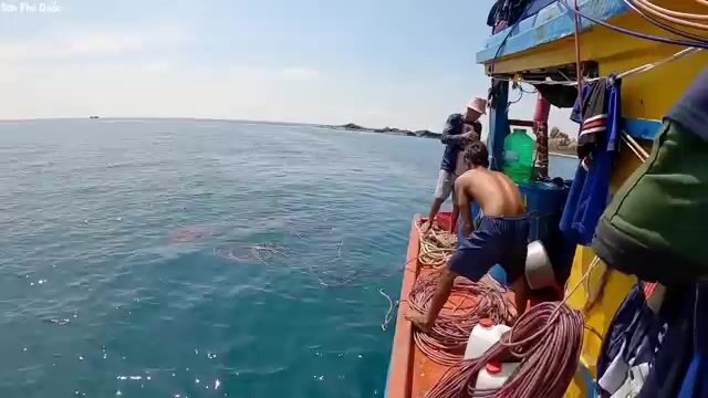 Ручная переборка крупной морской рыбы после обкидной сети у Хон-Чуой