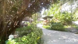 На пляже Парадайз во Вьетнаме охрана свистела уплывшим за буйки