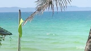 На пляже Парадайз во Вьетнаме охрана свистела уплывшим за буйки