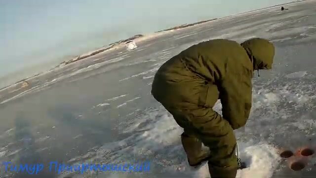 Первый день весны на льду Самаркандского водохранилища закончился переездом на Сан-Тропе