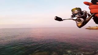 На пирсе в Конаклы вываживаем рыбу на силикон за шариком