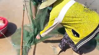 Мы приготовили две удочки у моста Хунгвыонг в Туихоа и наблюдали за местными рыбаками