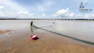 Мы приготовили две удочки у моста Хунгвыонг в Туихоа и наблюдали за местными рыбаками