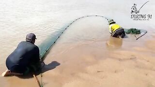 Мы приготовили две удочки у моста Хунгвыонг в Туихоа и наблюдали за местными рыбаками