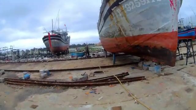 Осмотр ремонта рыболовных судов и рельсового спускового механизма в Донгтак, Туихоа