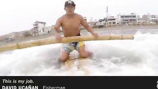 Тростниковые лодки рыбаков в Уанчако в Перу