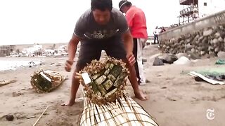 Тростниковые лодки рыбаков в Уанчако в Перу