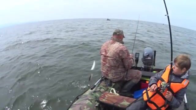 Ловля на мушки с лодки у Ольхона на Байкале