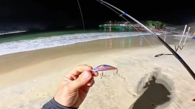 Рыба-сабля на маленькую приманку и выпуск на Копакабане в Рио-де-Жанейро