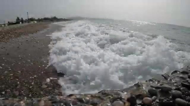 Переход к пирсу в Гудауте открыл более прозрачную воду