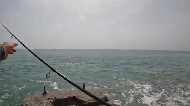 Переход к пирсу в Гудауте открыл более прозрачную воду