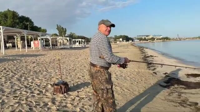 Утренний обход берега в Черноморском 2 сентября: соседи достают первую рыбу