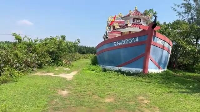 Подъем огромной бамбуковой сети с уловом в Хойане