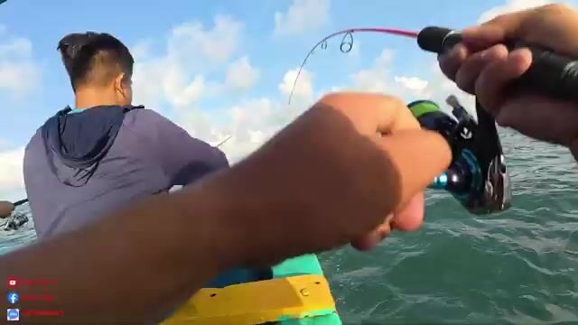 Крупная морская рыба на красно-белый джиг в Вунгтау