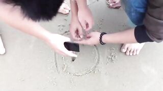 Рак-богомол из норы на пляже Вунгтау