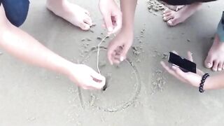 Рак-богомол из норы на пляже Вунгтау