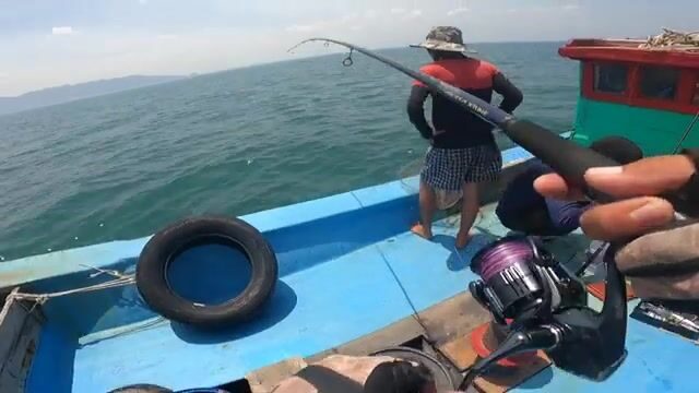 Джиговая ловля в море у Вунгтау с тремя товарищами