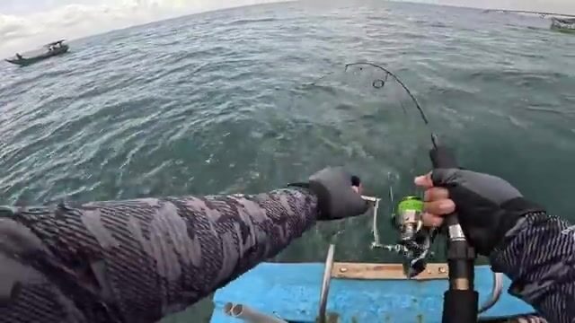 Поимка морской рыбы на джиг рыбной расцветки у берегов Вунгтау