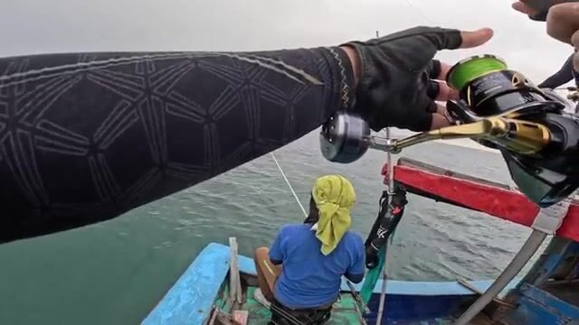 Поимка морской рыбы на джиг рыбной расцветки у берегов Вунгтау