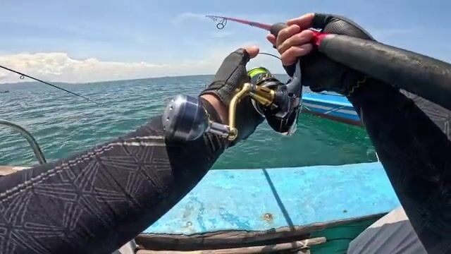 Поимка морской рыбы на джиг рыбной расцветки у берегов Вунгтау