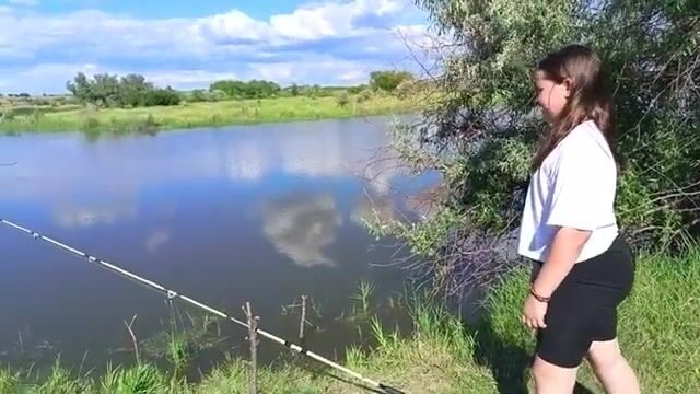 Катя дождалась карася в Волгоградской области
