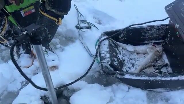 Саша показывает и выбирает приманки перед рыбалкой на судака на Горьковском море