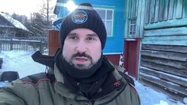 Саша показывает и выбирает приманки перед рыбалкой на судака на Горьковском море