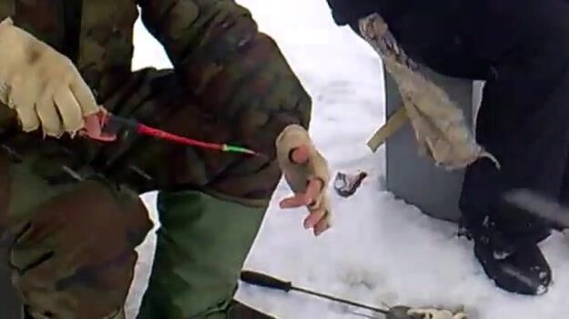 Рыбалка на Горьковском море с насаживанием наживки