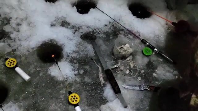 Ожидание поклевок у лунки в Унской губе Белого моря