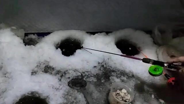 Ожидание поклевок у лунки в Унской губе Белого моря