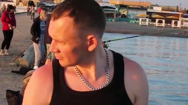 Вечерний самодур на пирсе в Новофёдоровке