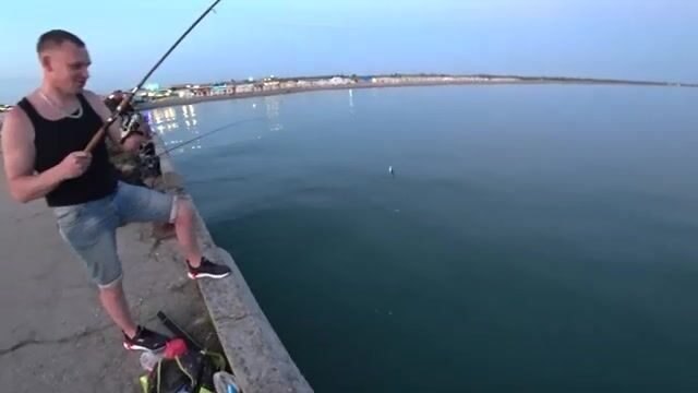 Вечерний самодур на пирсе в Новофёдоровке