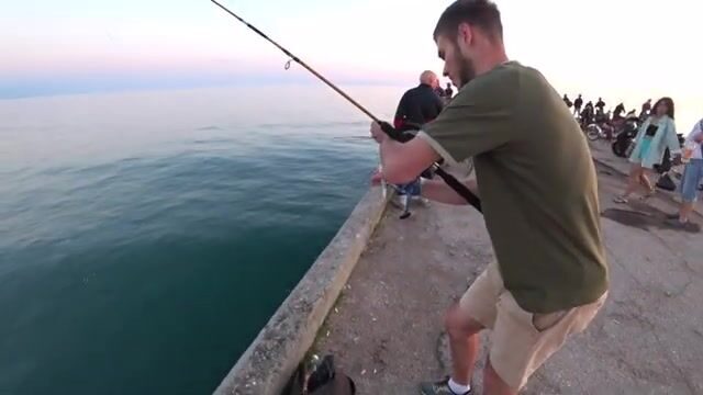 Вечерний самодур на пирсе в Новофёдоровке
