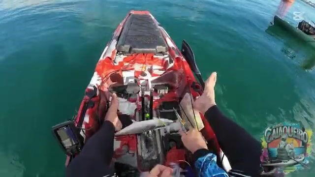 Поимка двух макрелей и каранкса на джиг с каяка в заливе Всех Святых у Салвадора
