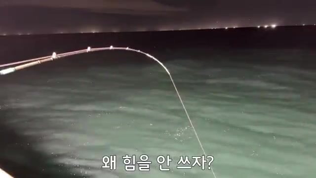 Морская ловля сабли-рыбы с катера у острова Чеджу