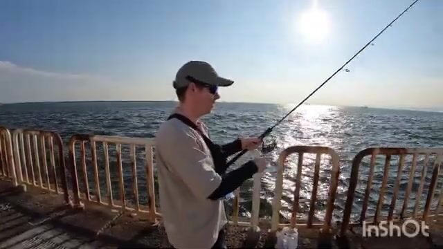 Первая скумбрия в рыболовном саду Осаки