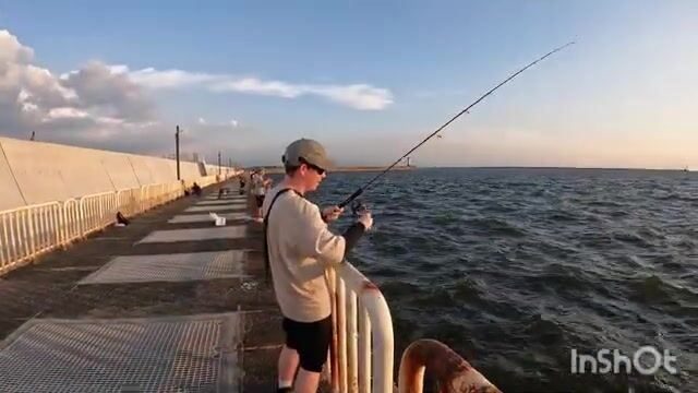 Первая скумбрия в рыболовном саду Осаки