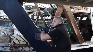 Подъем донного трала с барабулькой на промысловом судне у Дурреса