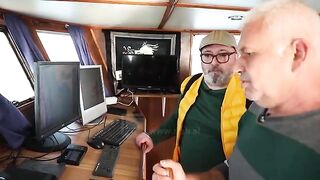 Подъем донного трала с барабулькой на промысловом судне у Дурреса