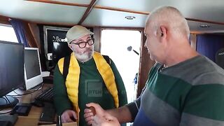 Подъем донного трала с барабулькой на промысловом судне у Дурреса