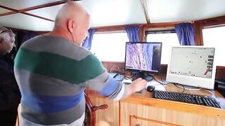 Подъем донного трала с барабулькой на промысловом судне у Дурреса
