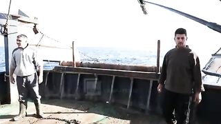 Подъем донного трала с барабулькой на промысловом судне у Дурреса