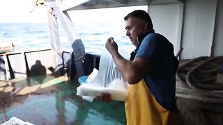 Подъем донного трала с барабулькой на промысловом судне у Дурреса