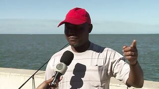 Береговая ловля на набережной Мапуту после рабочего дня