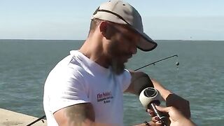 Береговая ловля на набережной Мапуту после рабочего дня