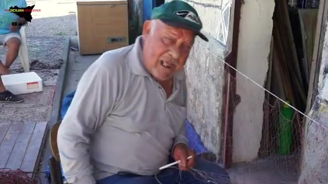 Антонио вяжет новую сеть в Сант-Эразмо, Палермо