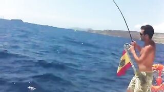 Маркос вываживает блестящую рыбу на морской рыбалке у Пальма-де-Майорки