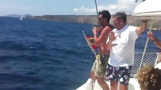 Маркос вываживает блестящую рыбу на морской рыбалке у Пальма-де-Майорки