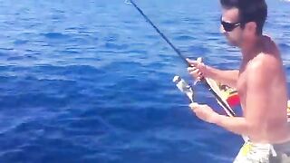 Маркос вываживает блестящую рыбу на морской рыбалке у Пальма-де-Майорки